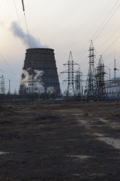 热电站的冷却器与蒸汽靠近电动钻机的视图图片下载