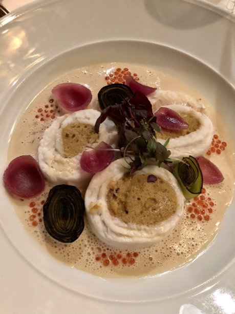 北欧风味的鱼配奶油酱和三文鱼鱼子酱图片下载