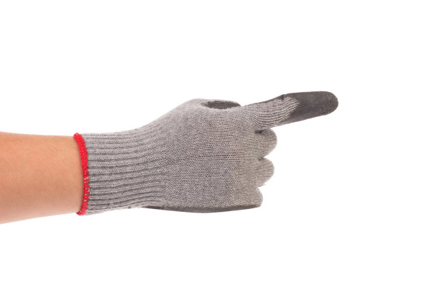 戴着针织手套的手显示方向。图片下载