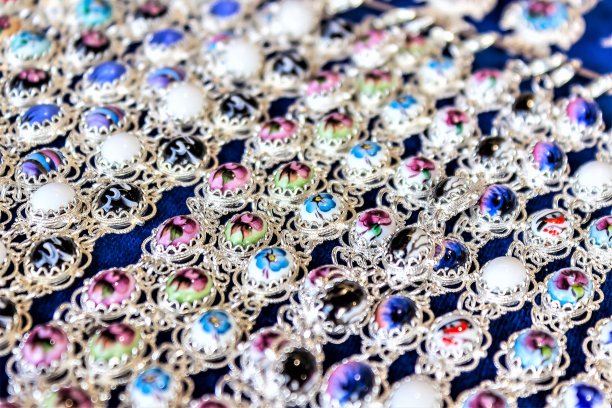 用罗斯托夫珐琅装饰的银手镯。图片下载