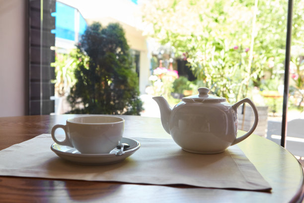 桌子已摆好，可以喝茶了。一个茶壶和一个茶杯放在桌子上俯瞰露台图片下载