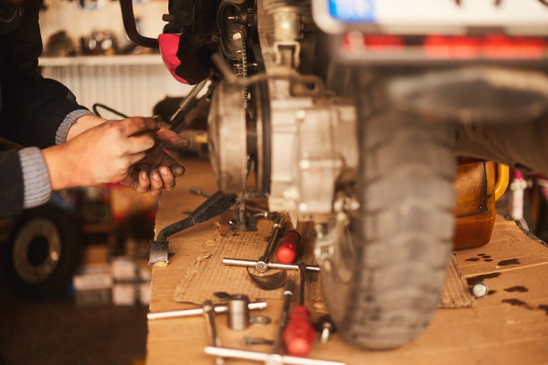 摩托车机修工做发动机修理图片下载