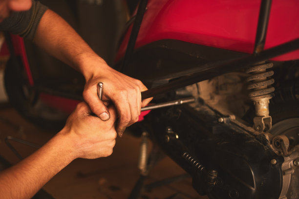 摩托车机修工做发动机修理图片下载