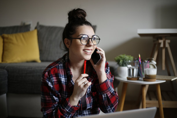 用手机通话的女人素材照片图片下载