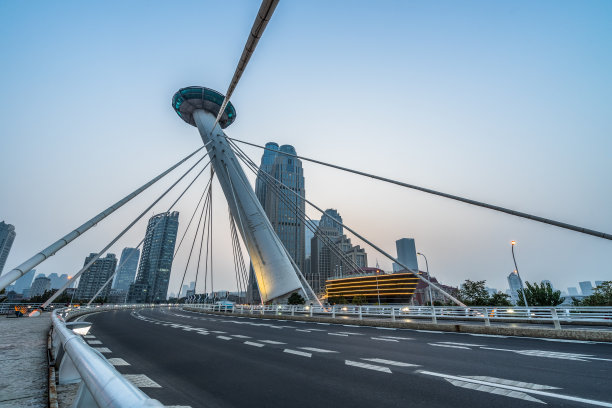 现代建筑与空的道路图片下载