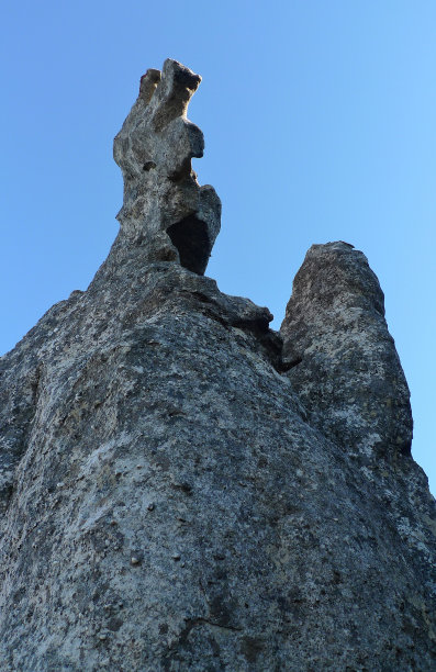 一块崎岖不平的岩石，看起来像一个巨大的怪物图片下载