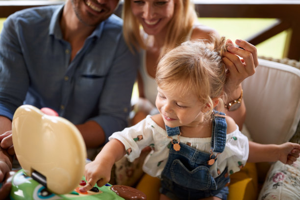 可爱的女孩玩玩具图片下载