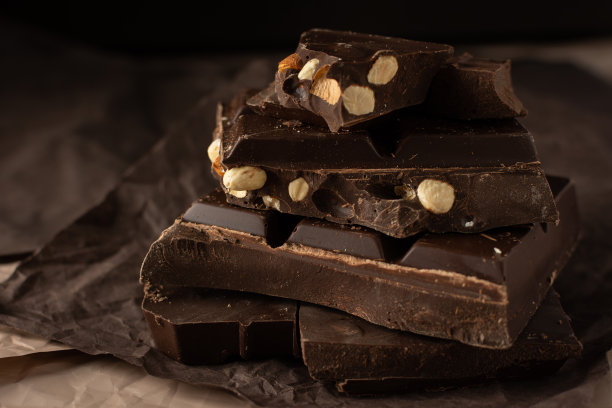 黑巧克力加杏仁和榛子图片下载