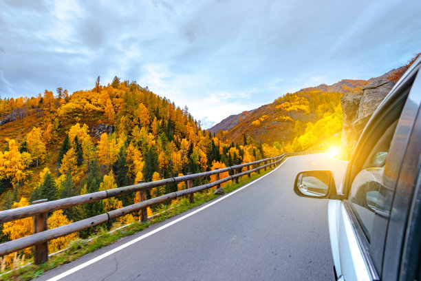 行驶在新疆风景名胜区的道路上图片下载