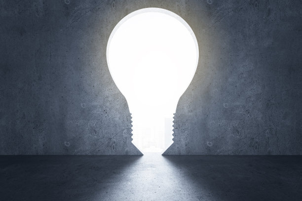 在黑暗的空房间里放一个大灯泡图片下载