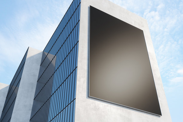 阳光明媚的空白黑色广告牌在灰色墙壁上的现代摩天大楼在蓝天的背景。3 d渲染,模型图片下载