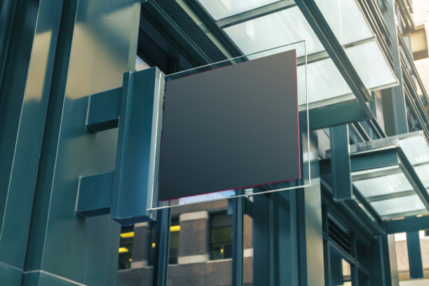 现代商业中心墙上的黑色方形招牌，仿品图片下载