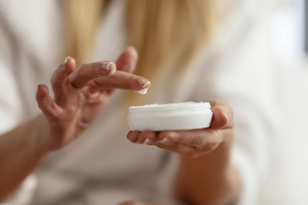 女性手上的化妆霜。库存图片图片下载