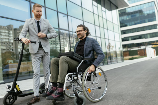 商务人士在户外聊天的照片图片下载