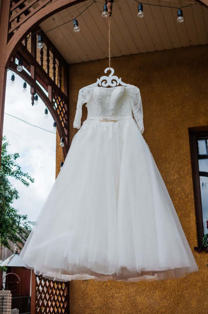 有刺绣的新娘礼服。挂在衣架上的婚纱图片下载