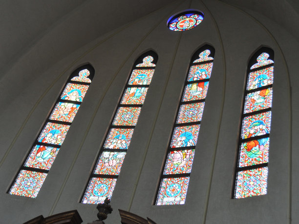 新娘形象，里面是彩色玻璃礼拜堂，辉煌而优雅的教堂仪式场地图片下载