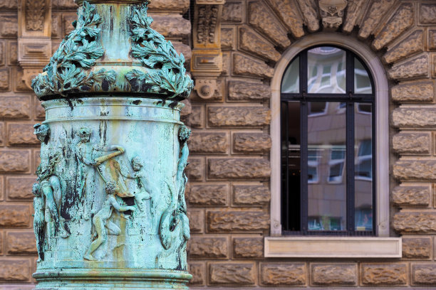 Rathausmarkt的西部旗杆，以Rathausmarkt为背景的汉堡图片下载