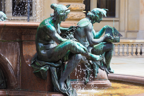 它建于1895/96年，雕塑家约瑟夫·冯·克莱默。让我们想起1892年的霍乱流行。女人有镜子，男人有船图片下载