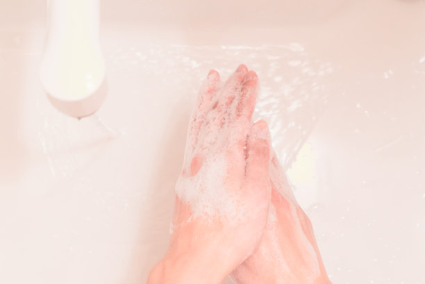 一位妇女洗手洗得很好图片下载