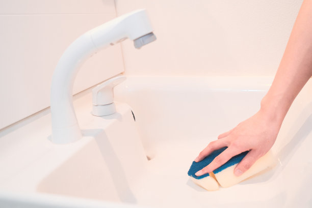 一个妇女正在清理洗涤架图片下载