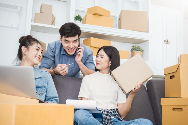 小型创业企业主在家办公概念：亚洲小型企业主使用智能手机进行在线营销包装盒交付，中小企业电子商务团队概念图片下载