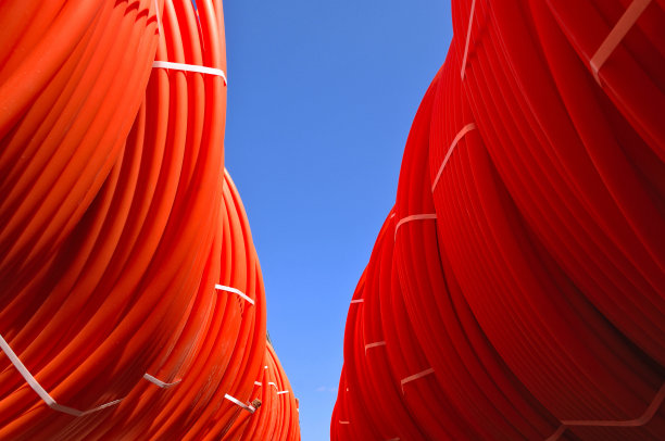 塑料管卷成一卷堆放在街上图片下载