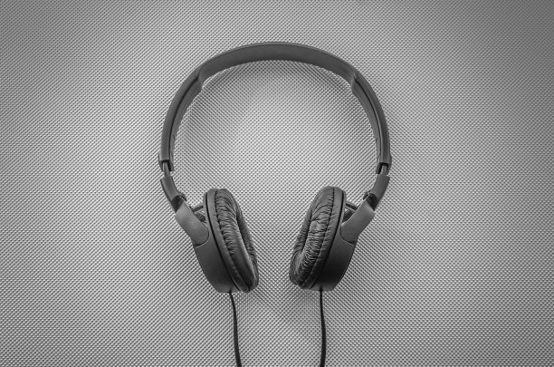 黑色耳机背景图片下载