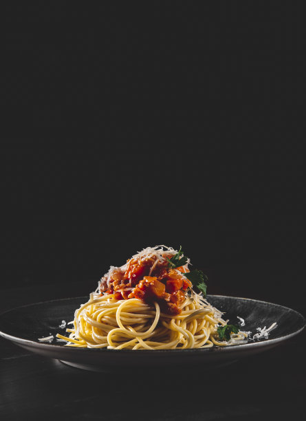 传统的意大利肉酱面放在黑色木桌背景上图片下载