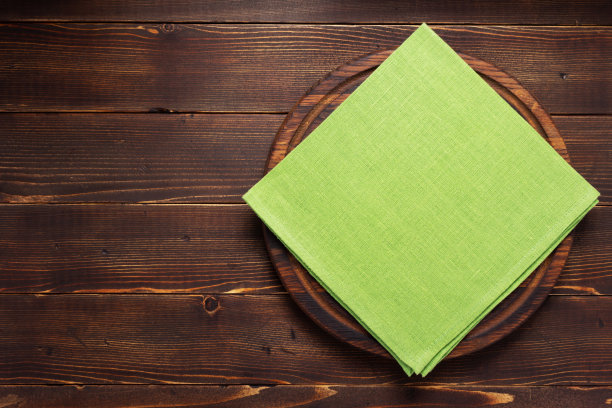 桌布、餐巾和比萨饼砧板上的木制背景纹理图片下载