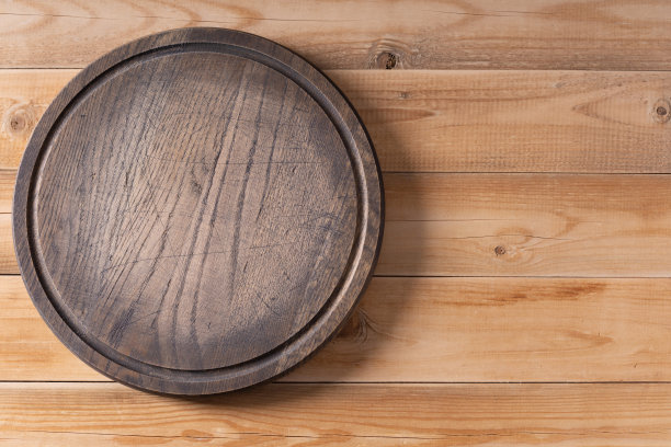 肉或面包披萨切菜板自制烘烤。披萨板在木桌的背景纹理图片下载