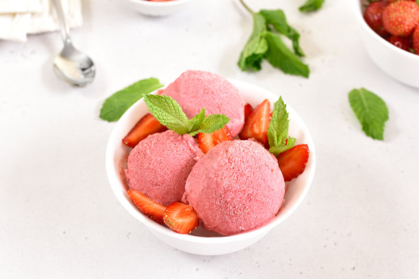 碗里的草莓冰淇淋图片下载
