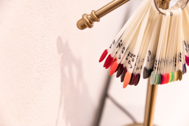 美容院的美甲师牵着客人的手。去沙龙修指甲图片下载