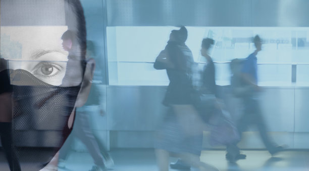 女人戴着面具在繁忙的城市。图片下载