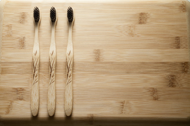 牙刷在桌子上图片下载