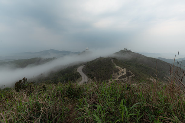 香港九龙山顶有雾的早晨图片下载