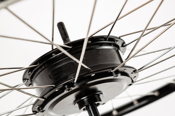 白色背景上的电动马达特写。一辆自行车车轮。图片下载