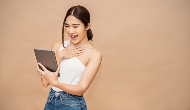 肖像美丽的亚洲日本成功的商业女孩庆祝与智能手机复制空间孤立的背景。成功快乐女人教育互联网科技小玩意，创业。图片下载