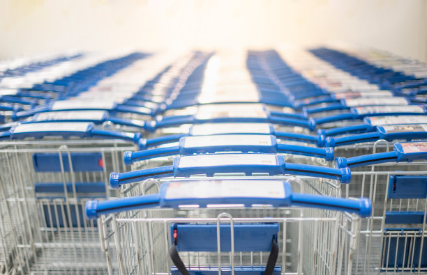 许多金属购物车的室内家具在停车场，供客户使用在仓库商店购物。图片下载