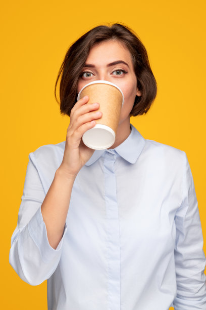 年轻女性喝饮料去图片下载