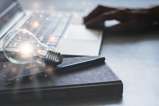 带发光灯泡和课本的笔记本电脑。自学或教育知识和商业学习理念。在线学习或在家学习的想法。图片下载