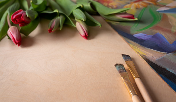 艺术家用红色郁金香作画。图片下载