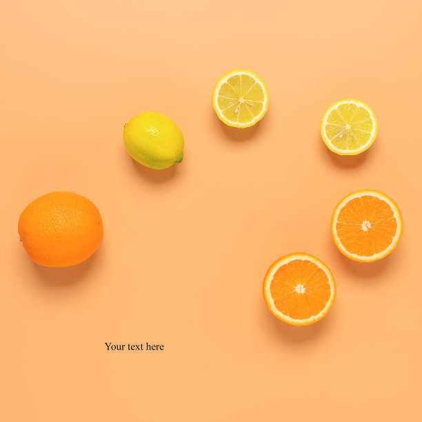 淡黄色背景上有橘子和柠檬。创造性的布局。前视图。图片下载