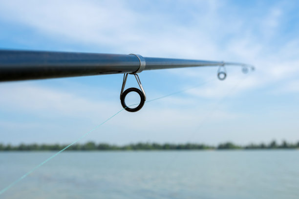 旋转鱼竿特写。在湖上钓鱼。渔具。图片下载