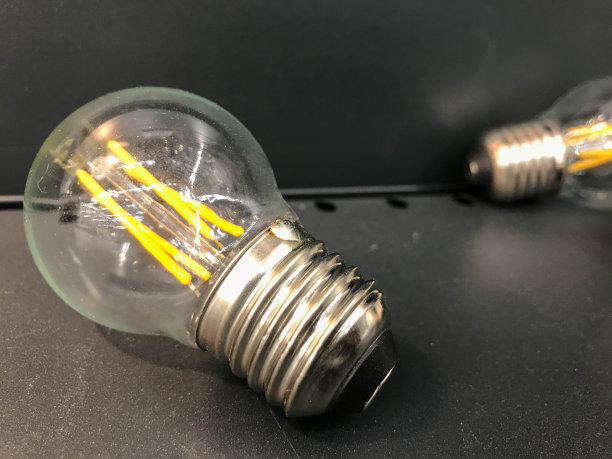 玻璃灯，公寓电工。房子里用的白炽灯泡。明亮的吊灯。在一家大型建筑市场里，灯泡陈列在橱窗里图片下载