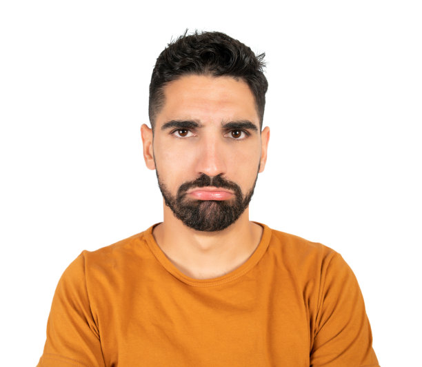 年轻人看起来很严肃。图片下载