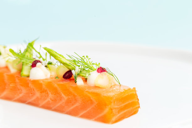 切片鲑鱼，芦笋，毛豆，莳萝，甜菜根和奶油奶酪在蓝色的背景。图片下载