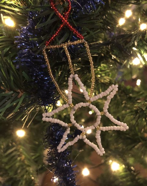 挂在圣诞树上的一颗星星的圣诞装饰图片下载