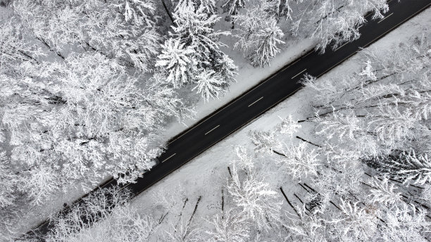 道路穿过冬季景观-鸟瞰图图片下载