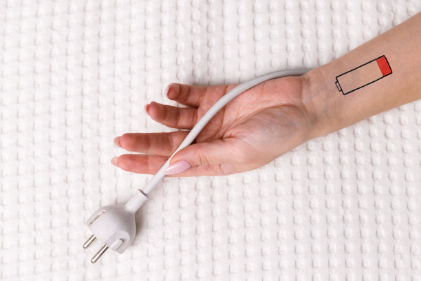 人的手/手腕上出现电量不足标志，长期疲劳图片下载