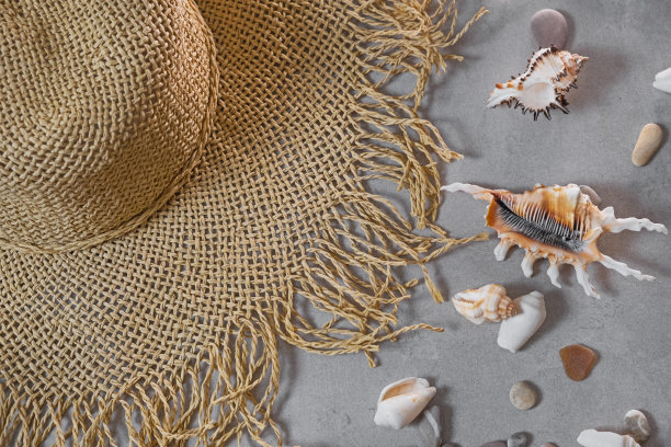 夏日、度假、旅游理念——女草帽躺在沙滩上。旅游夏季配饰用仿空间，平铺。旅游规划的概念图片下载